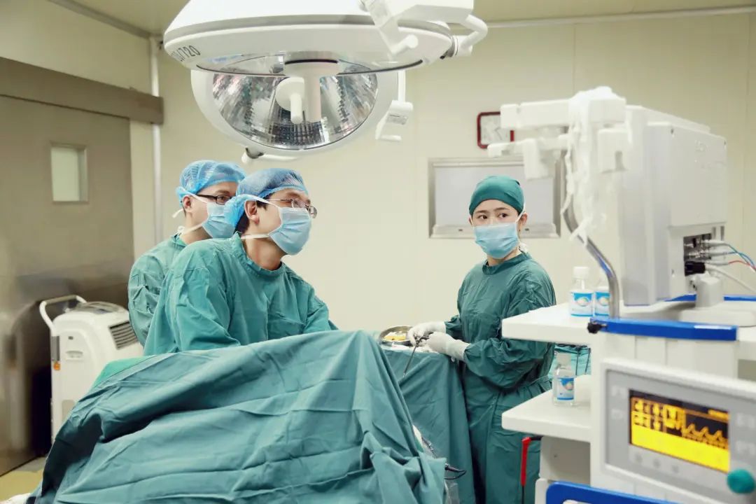 成都保胆取石医院科普：不想切胆，6、70岁的胆结石患者就只能熬吗？？(图3)